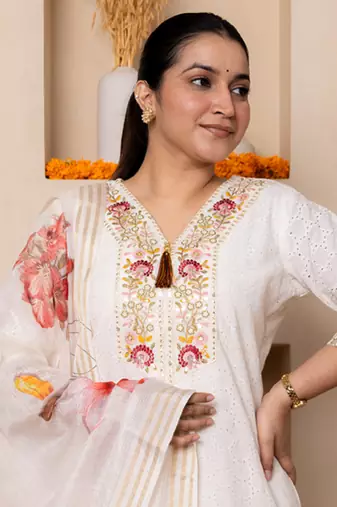 Off-white women kurta pant dupatta set