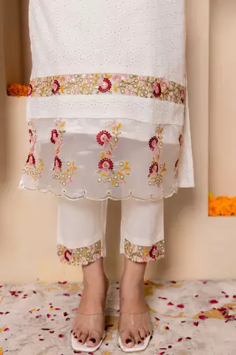 Off-white women kurta pant dupatta set