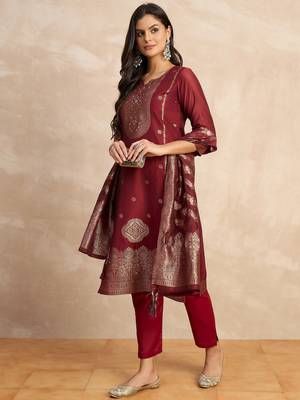 Red women kurta pant dupatta set 1