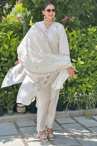 White women kurta pant dupatta set
