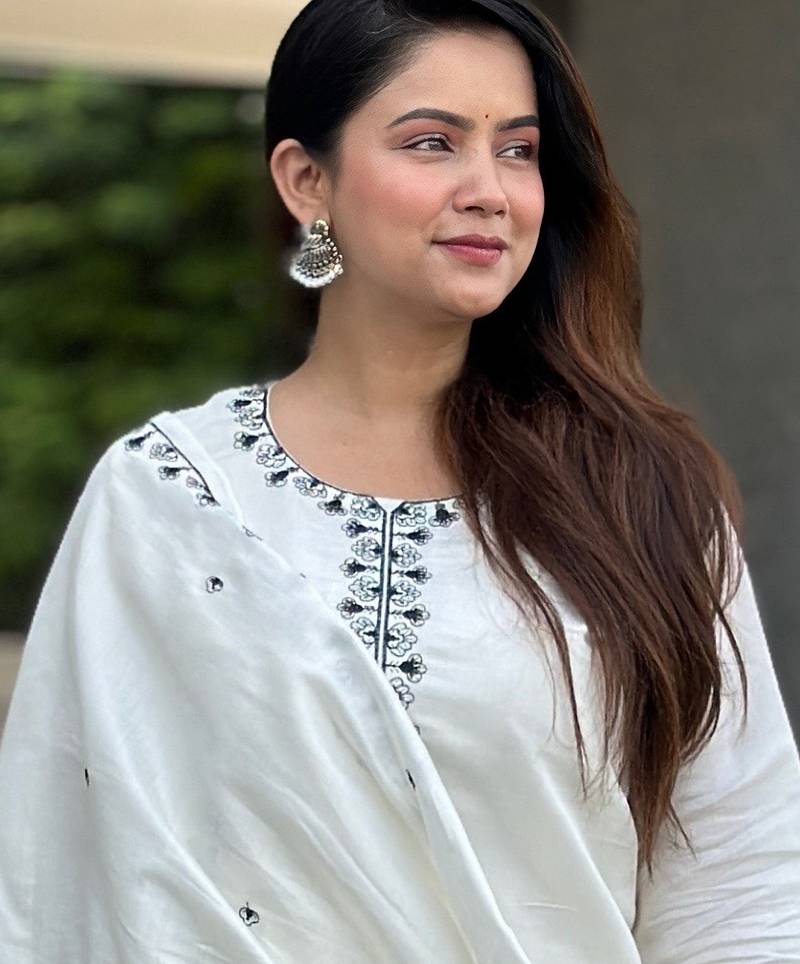 White women kurta pant dupatta set