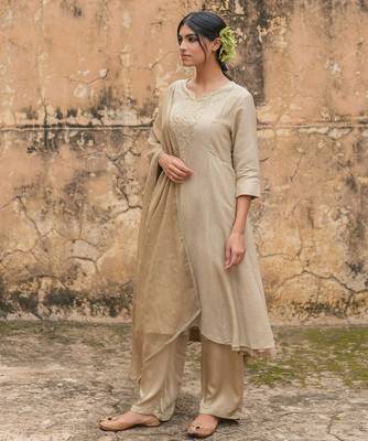   beige embroidered chanderi kurta set with dupatta 4