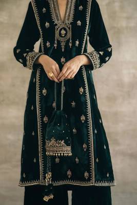 green velvet embroidered kurti pant set with organza dupatta 3