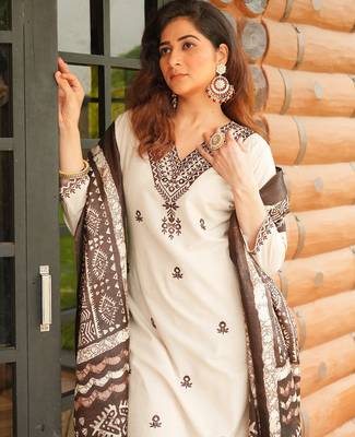Women's cotton blend embroidered kurta pant with printed dupatta set 3