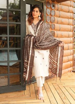 Women's cotton blend embroidered kurta pant with printed dupatta set 4