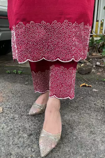 Women's silk blend thread embroidered kurta pant set