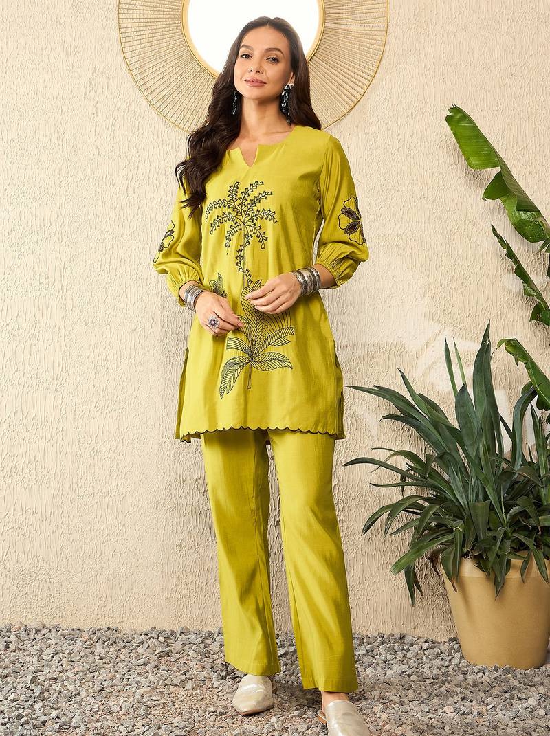 Women's silk blend floral embroidered kurta pant set