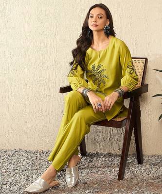 Women's silk blend floral embroidered kurta pant set 2