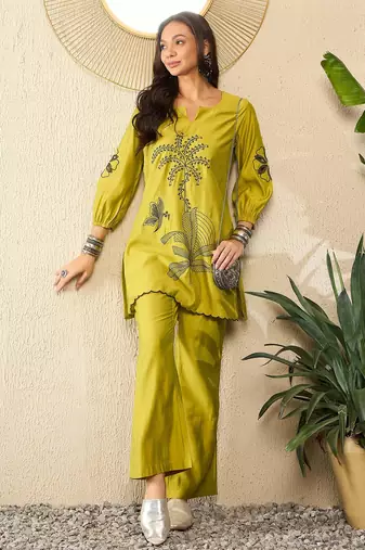 Women's silk blend floral embroidered kurta pant set