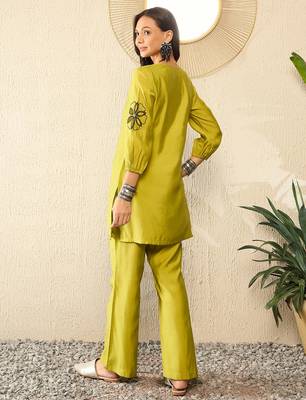 Women's silk blend floral embroidered kurta pant set 4
