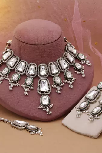 White color kundan necklace set