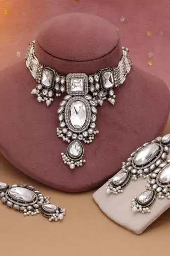 White color choker kundan necklace set