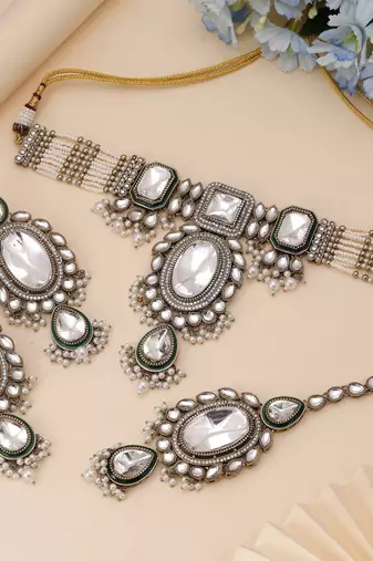 White color choker kundan necklace set