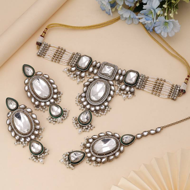 White color choker kundan necklace set