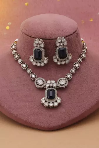 Black color kundan necklace set