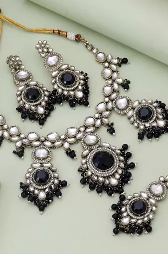 Black color kundan necklace set