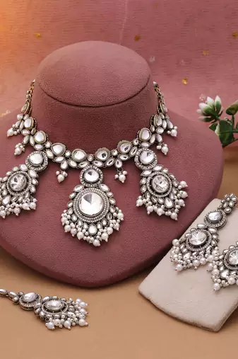 White color kundan necklace set