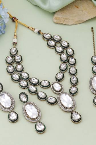White color kundan necklace set
