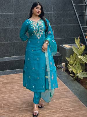 Green women kurta pant dupatta set 1