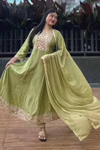 Pista women kurta pant dupatta set