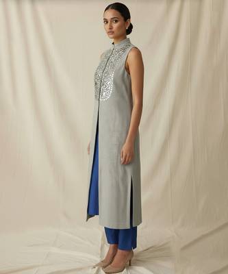 Grey embroidered raw silk kurta set 1
