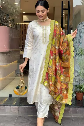 Off white jacquard butti sttiched straight suit