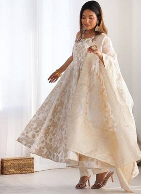 Off-white & gold jecqaurd banarasi anarkali kurta set with dupatta 3