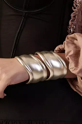 Lunar curve hand cuff