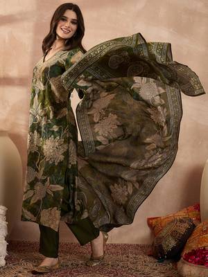 Women green polyester floral printed straight kurta trousers with dupatta 2