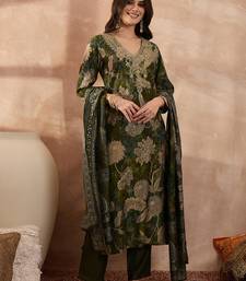 Women green polyester floral printed straight kurta trousers with dupatta