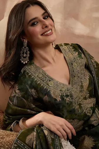 Women green polyester floral printed straight kurta trousers with dupatta