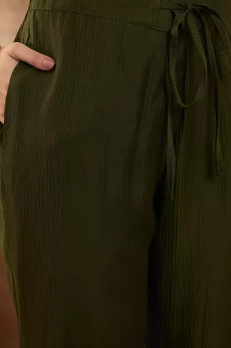 Women green polyester floral printed straight kurta trousers with dupatta