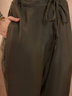 Women off white pure silk solid printed straight kurta trousers with dupatta 5