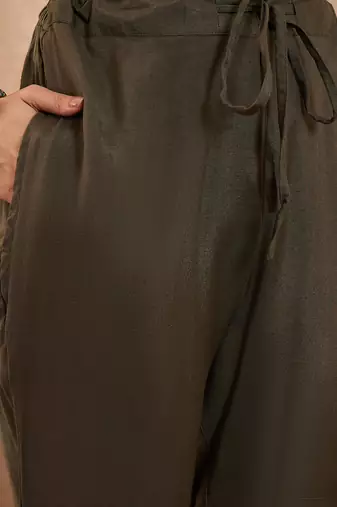 Women off white pure silk solid printed straight kurta trousers with dupatta
