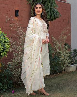 Women cream pure cotton ethnic motifs printed straight kurta trousers with dupatta 3