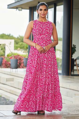 Women pink paisley printed sleeveless round neck maxi dress