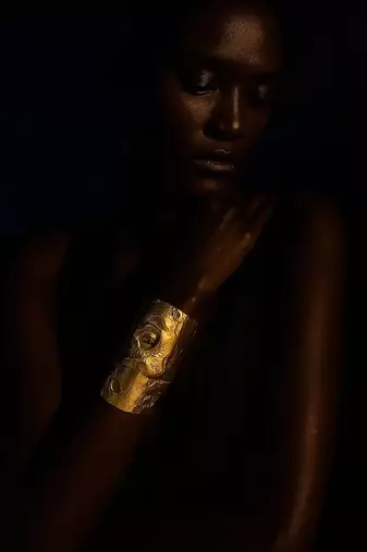 Auric crater handcuff