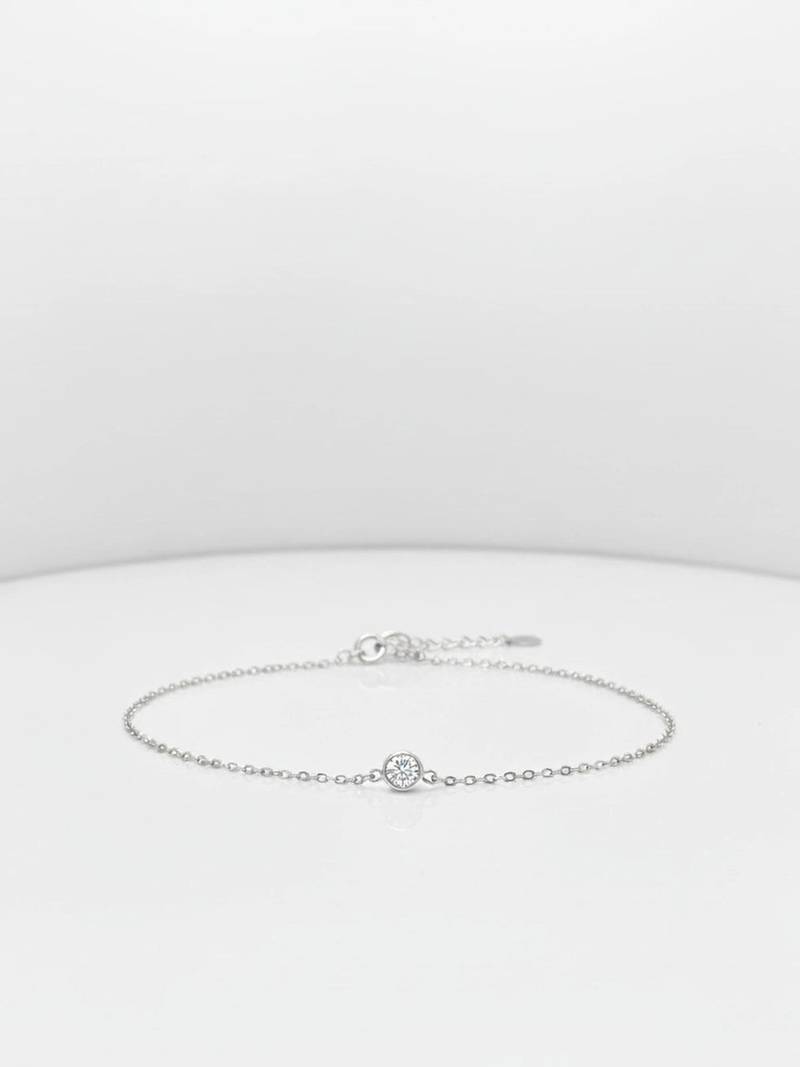 Radiant solitaire bracelet