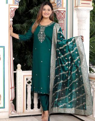 Green women kurta pant dupatta set 1