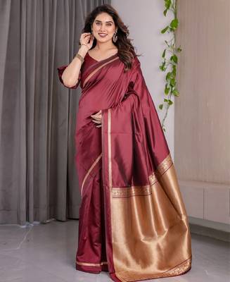 maroon silk blend banarasi saree with unstitched blouse piece 3