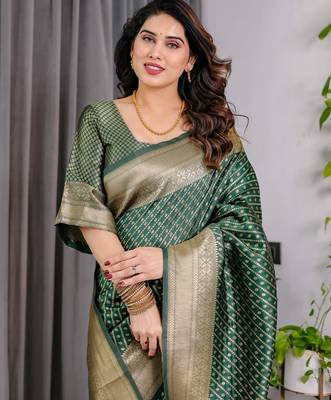 green silk blend banarasi saree with unstitched blouse piece 5