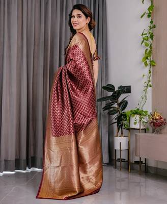 maroon silk blend banarasi saree with unstitched blouse piece 3