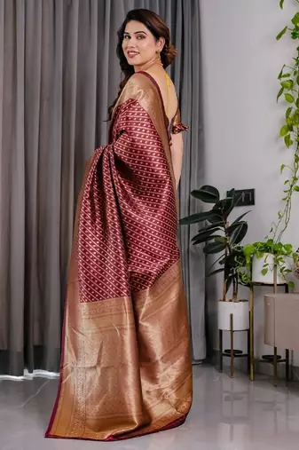 maroon silk blend banarasi saree with unstitched blouse piece
