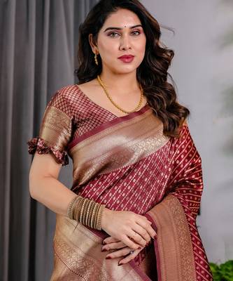 maroon silk blend banarasi saree with unstitched blouse piece 5
