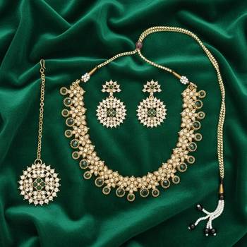Gold plated traditional kundan-style necklace set with earrings & maangtikka 2