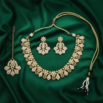 Gold plated traditional kundan-style necklace set with earrings & maangtikka 2
