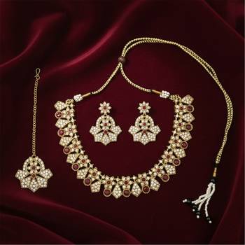 Gold plated traditional kundan-style necklace set with earrings & maangtikka 2