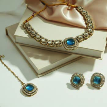 Gold plated traditional kundan-style necklace set with earrings & maangtikka 2