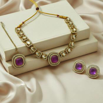 Gold plated traditional kundan-style necklace set with earrings & maangtikka 2