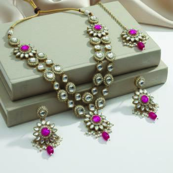 Gold plated traditional bridal kundan-style necklace set with earrings & maangtikka 2